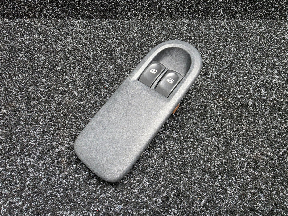 Renault Sport Clio MK3 RS 197 200 X85 Door Trim Interior Power Window Switch 3 Door RHS Driver Side 8200356522