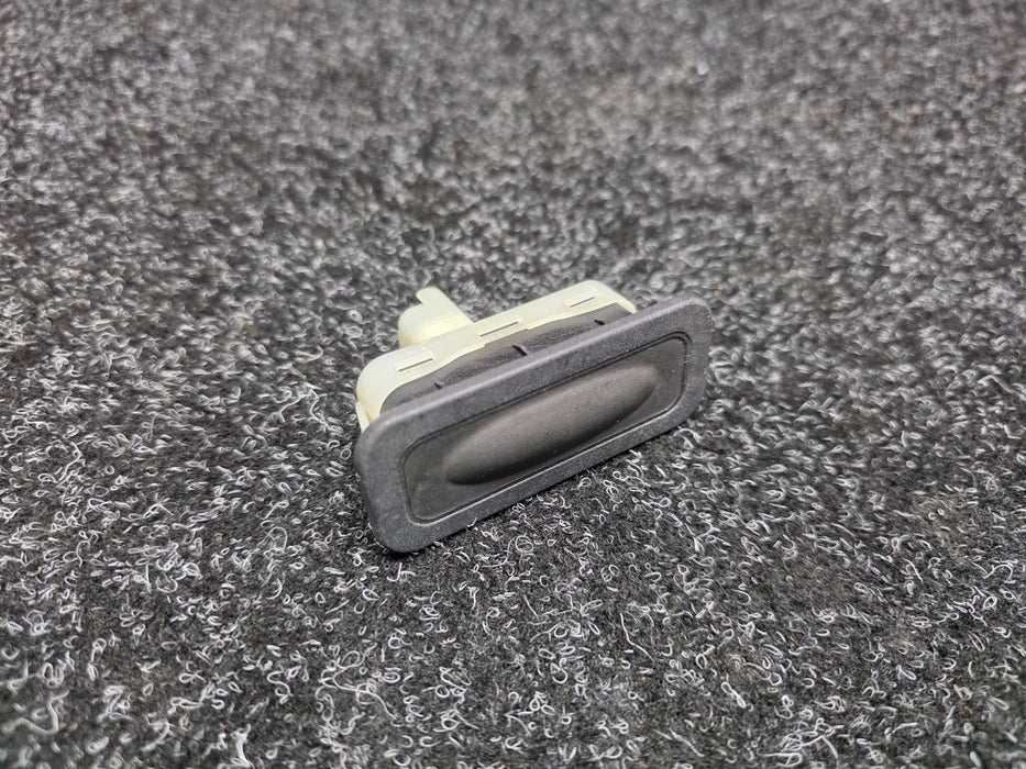 Renault Sport Megane MK3 RS 250 265 275 / Clio MK3 197 200 Clio MK4 200 220/ Tailgate Release Switch / Boot Release Button / Hatch Release Switch 8200385515