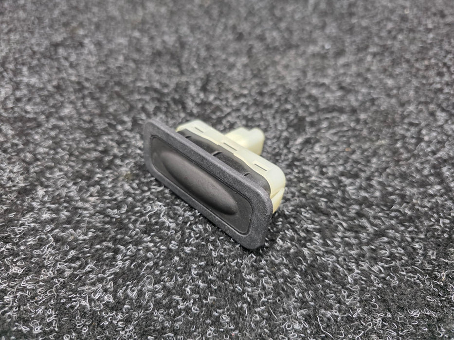 Renault Sport Megane MK3 RS 250 265 275 / Clio MK3 197 200 Clio MK4 200 220/ Tailgate Release Switch / Boot Release Button / Hatch Release Switch 8200385515
