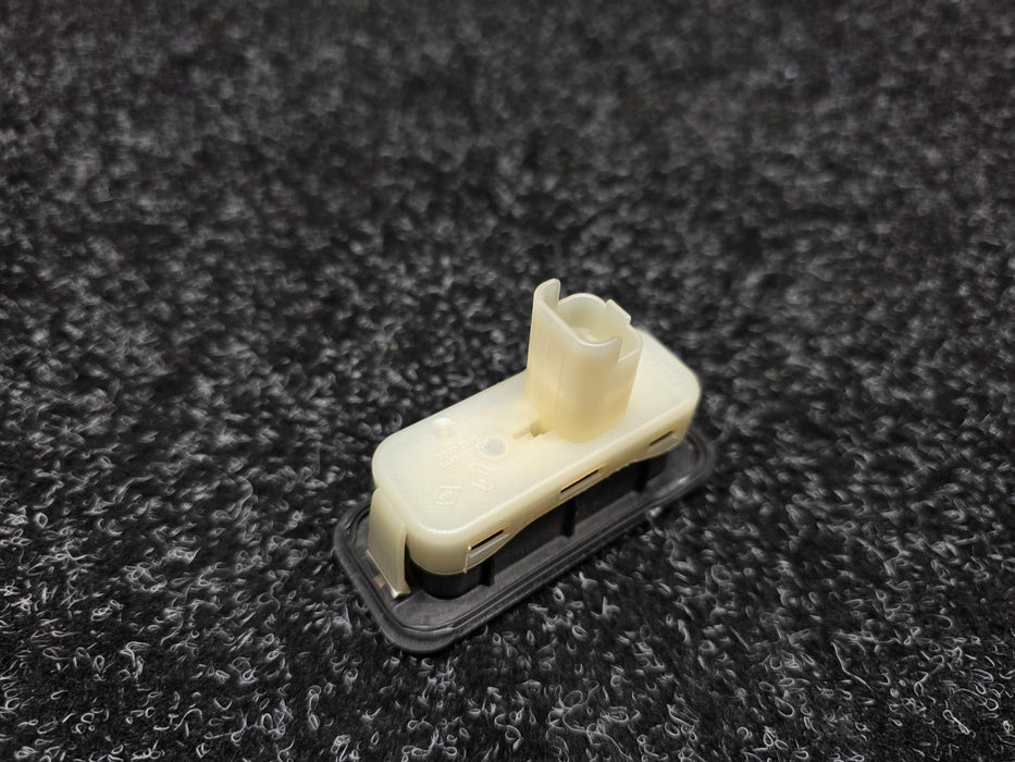 Renault Sport Megane MK3 RS 250 265 275 / Clio MK3 197 200 Clio MK4 200 220/ Tailgate Release Switch / Boot Release Button / Hatch Release Switch 8200385515