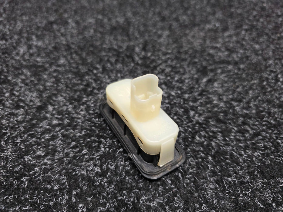 Renault Sport Megane MK3 RS 250 265 275 / Clio MK3 197 200 Clio MK4 200 220/ Tailgate Release Switch / Boot Release Button / Hatch Release Switch 8200385515