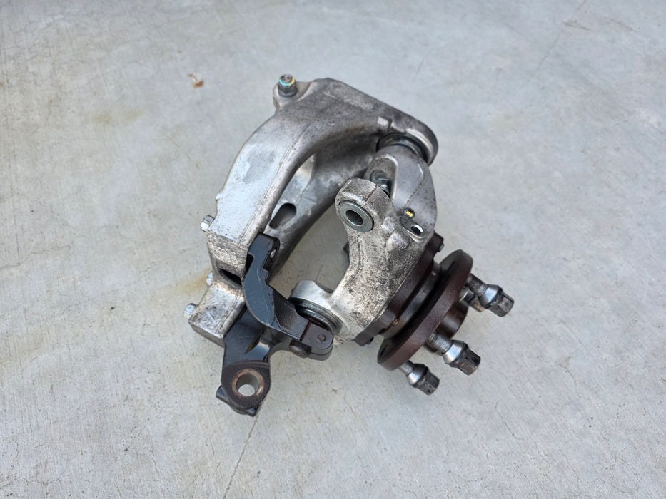 Renault Sport Clio MK3 RS200 Front RHS Hub Assembly + RHS Curtain Airbag RHS Hub Assembly removed from 2010 Renault Sport Clio RS200 VIN: VF1CRJN0690656313  RHS Curtain Airbag removed from 2010 Renault Sport Clio RS200 VIN: VF1CRJN06B0661946