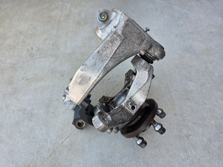 Renault Sport Clio MK3 RS200 Front RHS Hub Assembly + RHS Curtain Airbag RHS Hub Assembly removed from 2010 Renault Sport Clio RS200 VIN: VF1CRJN0690656313  RHS Curtain Airbag removed from 2010 Renault Sport Clio RS200 VIN: VF1CRJN06B0661946