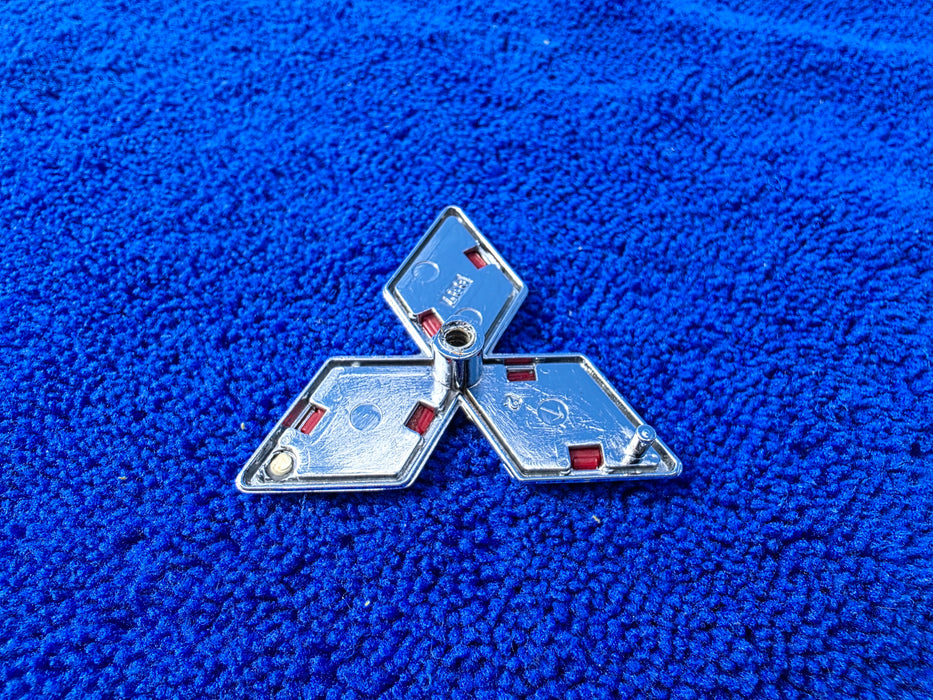 Near New Condition Used Genuine Mitsubishi OEM Front Diamond Emblem Grille Badge and New Mounting Screw to suit Mitsubishi Lancer Evolution 4 5 6 TME CP9A MR108637 MF455375