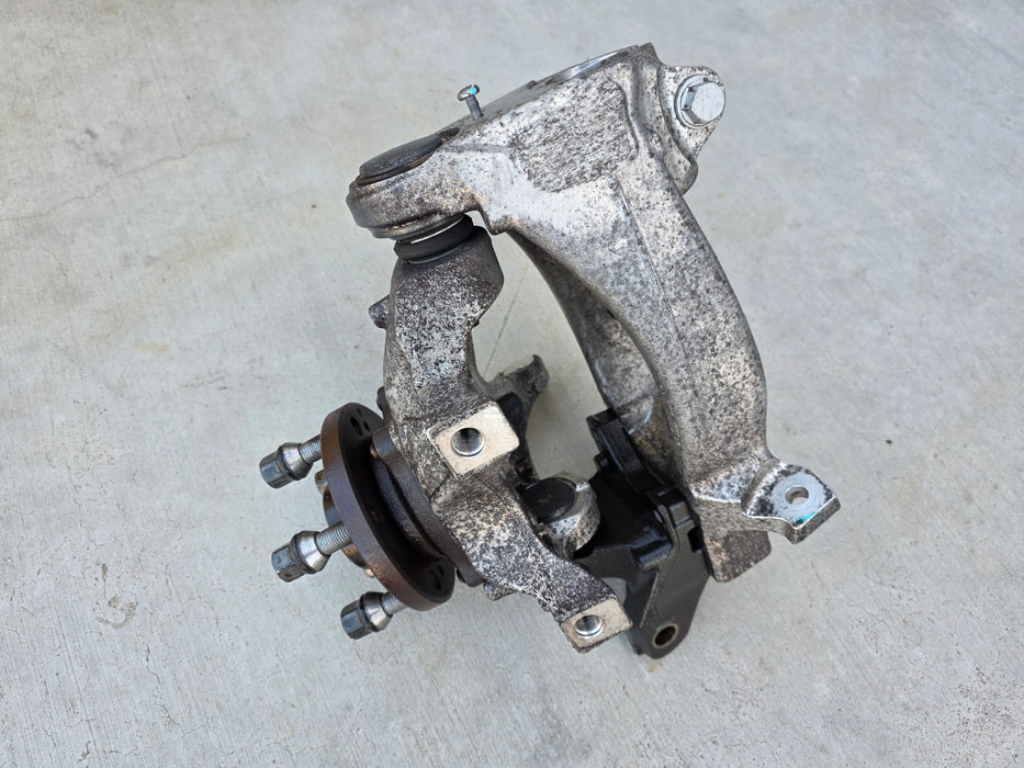 Renault Sport Clio MK3 RS200 Front RHS Hub Assembly + RHS Curtain Airbag RHS Hub Assembly removed from 2010 Renault Sport Clio RS200 VIN: VF1CRJN0690656313  RHS Curtain Airbag removed from 2010 Renault Sport Clio RS200 VIN: VF1CRJN06B0661946
