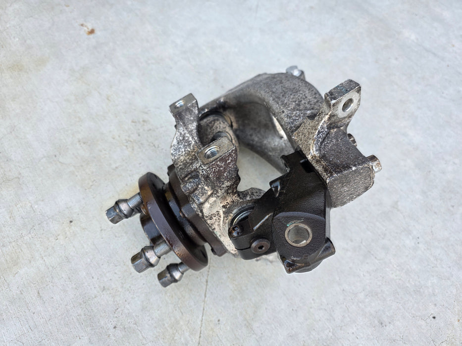 Renault Sport Clio MK3 RS200 Front RHS Hub Assembly + RHS Curtain Airbag RHS Hub Assembly removed from 2010 Renault Sport Clio RS200 VIN: VF1CRJN0690656313  RHS Curtain Airbag removed from 2010 Renault Sport Clio RS200 VIN: VF1CRJN06B0661946
